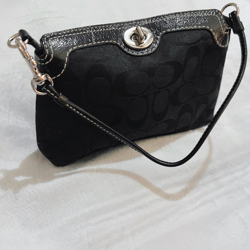 Beautiful Signature Coach Wristlet Black